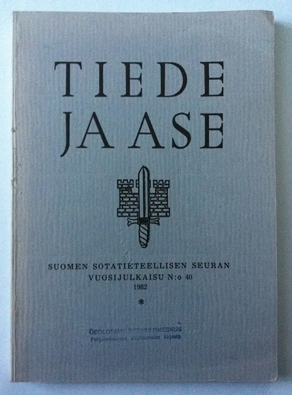 Tiede ja ase Suomen sotatieteellisen seuran vuosijulkaisu N:o 40, 1982 | Cityn Kirja | Osta Antikvaarista - Kirjakauppa verkossa