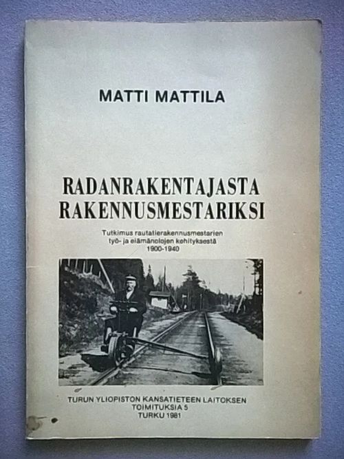 Radanrakentajasta rakennusmestariksi : tutkimus rautatierakennusmestarien työ- ja elämänolojen kehityksestä 1900-1940 - Mattila Matti | Helsingin Antikvariaatti | Osta Antikvaarista - Kirjakauppa verkossa