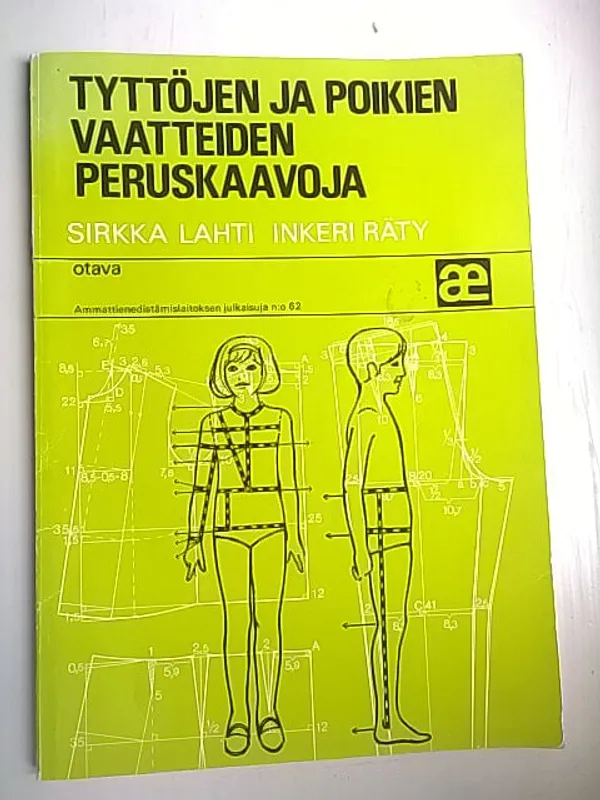 Tyttöjen ja poikien vaatteiden peruskaavoja - Lahti Sirkka - Räty Inkeri | Helsingin Antikvariaatti | Osta Antikvaarista - Kirjakauppa verkossa