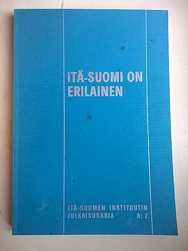 Itä-Suomi on erilainen [mm: Pekka Lappalainen: Itä-Suomen asutuksen pääsuunnat ja yleisluonne + Heikki Kirkinen: Itä-Suomen identiteetti keskiajalla ja uuden ajan alussa + Pekka Sarvas: Rautakausi Itä-Suomessa + Iivar Kemppinen: Kalevalainen perinne + Heikki Leskinen: Suomen itämurteiden synty + Aune Jääskinen: Uskonnollisuus kuvataiteessa ] - Justander Kalle - Otalahti Jussi (toim.) | Helsingin Antikvariaatti | Osta Antikvaarista - Kirjakauppa verkossa