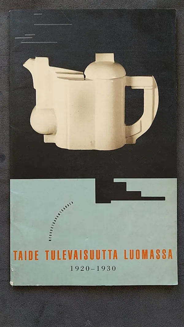 Taide tulevaisuutta luomassa : neuvostoavantgardea 1920-1930 [mm: Proletaarityyli varhaisessa neuvostoposliinissa + Taiteellisen tyylin etsintää 1920- ja 1930-lukujen tekstiileissä + Julistetaide ja lokakuun vallankumous ] | Helsingin Antikvariaatti | Osta Antikvaarista - Kirjakauppa verkossa