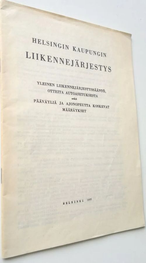 Helsingin kaupungin liikennejärjestys : yleinen liikennejärjestyssääntö, otteita autoasetuksesta sekä pääväyliä ja ajonopeutta koskevat määräykset | Finlandia Kirja | Osta Antikvaarista - Kirjakauppa verkossa