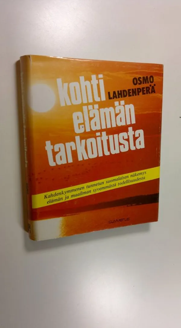 Kohti elämän tarkoitusta : kahdenkymmenen tunnetun suomalaisen näkemys elämän ja maailman syvemmästä todellisuudesta - Lahdenperä, Osmo (toim.) | Antikvaari - kirjakauppa verkossa
