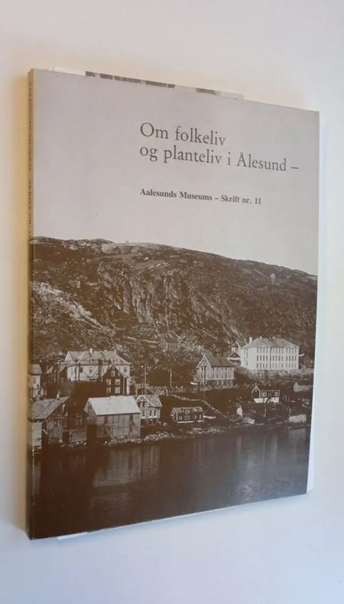 Om folkeliv og planteliv i Ålesund - Aalesunds Museums - Skrift nr. 11 (mukana kartta ja pieni esite museosta) - Grytten  Harald (red.) | Finlandia Kirja | Osta Antikvaarista - Kirjakauppa verkossa