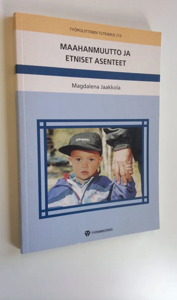 Maahanmuutto ja etniset asenteet : suomalaisten suhtautuminen maahanmuuttajiin 1987-1999 - Jaakkola, Magdalena | Antikvaari - kirjakauppa verkossa