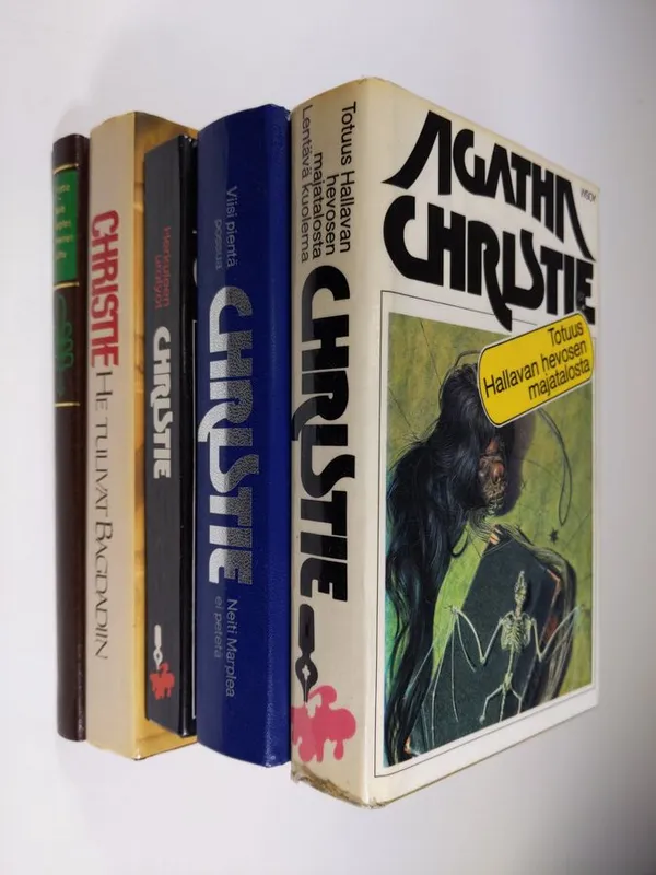 Agatha Christie -paketti (5 kirjaa) : He tulivat Bagdadiin ; Neiti Marplen viimeinen juttu ; Totuus Hallavan hevosen majatalosta/Lentävä kuolema ; Herkuleen urotyöt ; Viisi pientä possua/Neiti Marplea ei petetä - Christie, Agatha | Finlandia Kirja | Osta Antikvaarista - Kirjakauppa verkossa