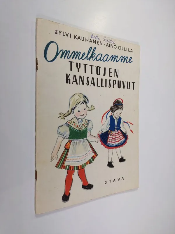 Ommelkaamme tyttöjen kansallispuvut - Kauhanen, Sylvi | Finlandia Kirja | Osta Antikvaarista - Kirjakauppa verkossa