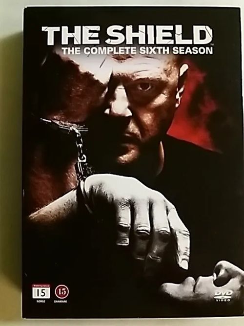 The Shield - The Complete Sixth Season - Koko kuudes tuotantokausi. | Antikvaari Kirja- ja Lehtilinna / Raimo Kreivi | Osta Antikvaarista - Kirjakauppa verkossa