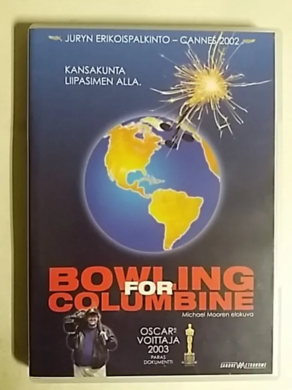 Bowling for Columbine: Dokumentit vuodelta 2002 ohjaus Michael Moore pääosissa Michael Moore ja Denise Ames. | Antikvaari Kirja- ja Lehtilinna / Raimo Kreivi