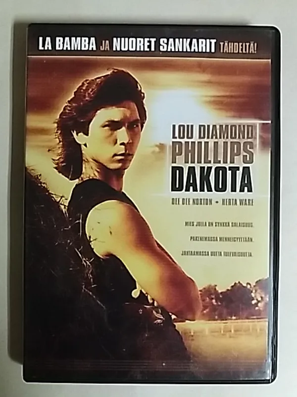 Dakota - Draama vuodelta 1988 ohjaus Fred Holmes pääosissa Lou Diamond Phillips ja DeeDee Norton. | Antikvaari Kirja- ja Lehtilinna / Raimo Kreivi | Osta Antikvaarista - Kirjakauppa verkossa