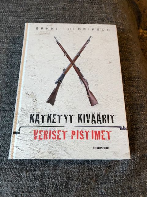 Kätketyt kiväärit, veriset pistimet - Erkki Fredriksson | Antikvariaatti Bookkolo | Osta Antikvaarista - Kirjakauppa verkossa