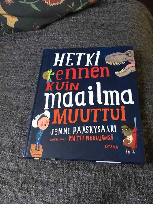 Hetki ennen kuin maailma muuttui - Jenni Pääskysaari | Antikvariaatti Bookkolo | Osta Antikvaarista - Kirjakauppa verkossa