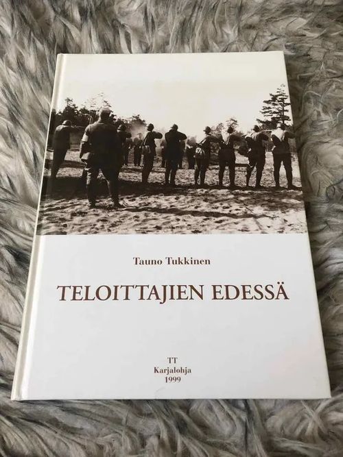 Teloittajien edessä - Ihmiskohtaloita Karjalohjalla, Sammatissa, Nummella, Pusulassa, Nurmijärvellä, Vihdissä ja Inkoossa 1918 - Tukkinen Tauno | Antikvariaatti Bookkolo | Osta Antikvaarista - Kirjakauppa verkossa