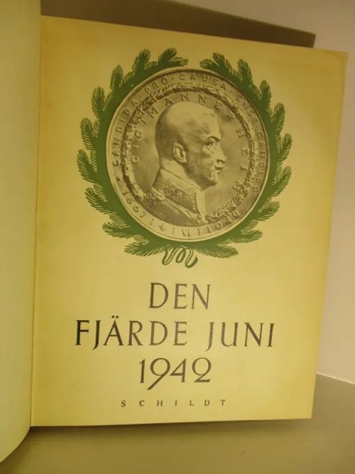 Den fjärde juni 1942 - Hyllningarna för Marskalken av Finland friherre C. G. Mannerheim på 75-årsdagen | Brahen Antikvariaatti | Osta Antikvaarista - Kirjakauppa verkossa