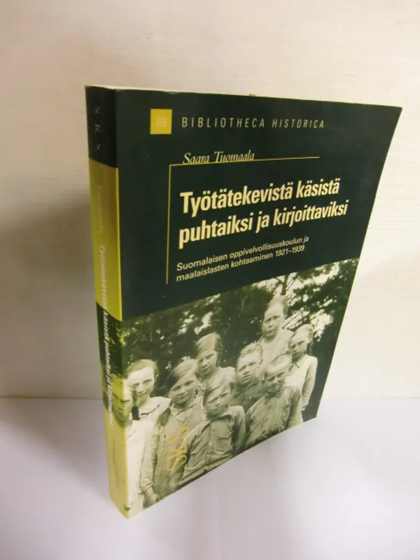 Työtätekevistä käsistä puhtaikisi ja kirjoittaviksi : suomalaisen oppivelvollisuuskoulun ja maalaislasten kohtaaminen 1921-1939 - Tuomaala Saara | Brahen Antikvariaatti | Osta Antikvaarista - Kirjakauppa verkossa