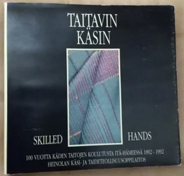 Taitavin käsin. Skilled hands. 100 vuotta käden taitojen koulutusta Itä-Hämeessä 1892 - 1992 Heinolan Käsi- ja taideteollisuusoppilaitos - Ritva Somerma, Eila Vartela, Tuulikki Kosonen | Päijänne Antikvariaatti Oy | Osta Antikvaarista - Kirjakauppa verkossa