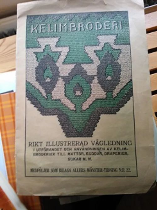 Rikt illustrerad vägledning i utförandet och användningen av kelimbroderier till mattor, kuddar, draperier, dukar, m.m. Medföljer som bilaga till Allers Mönster-Tidning N:r 22 | Lasihelmipeli | Osta Antikvaarista - Kirjakauppa verkossa