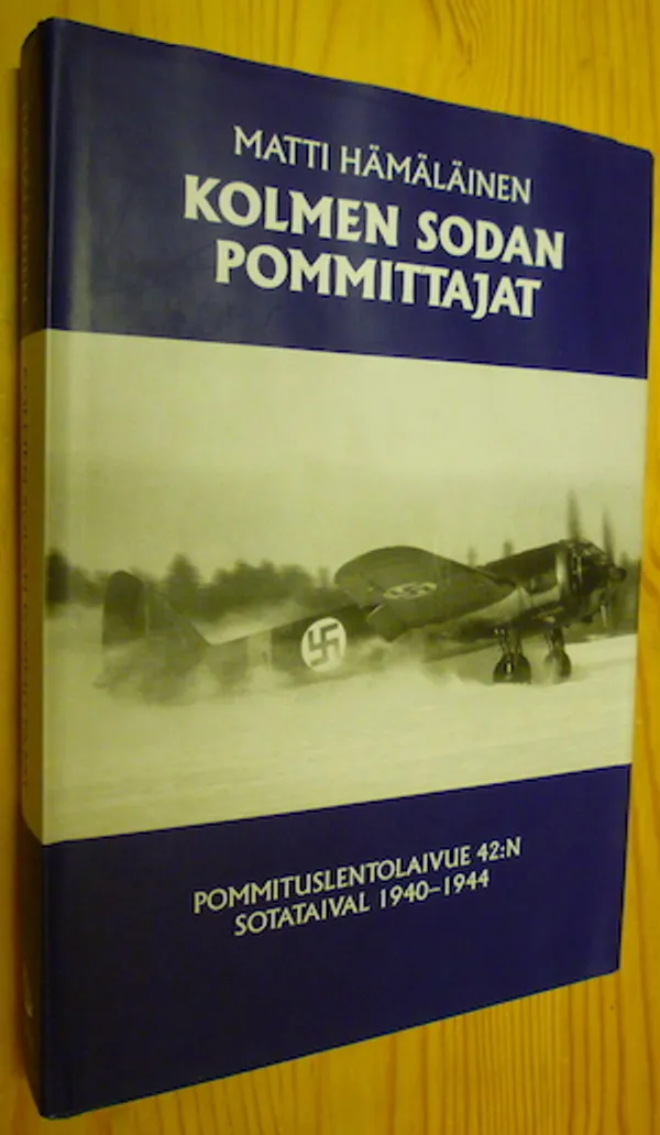 Kolmen sodan pommittajat - Pommituslentolaivue 42:n sotataival 1940-1944 - Hämälainen Matti | Antikvariaatti Kirjakari | Osta Antikvaarista - Kirjakauppa verkossa