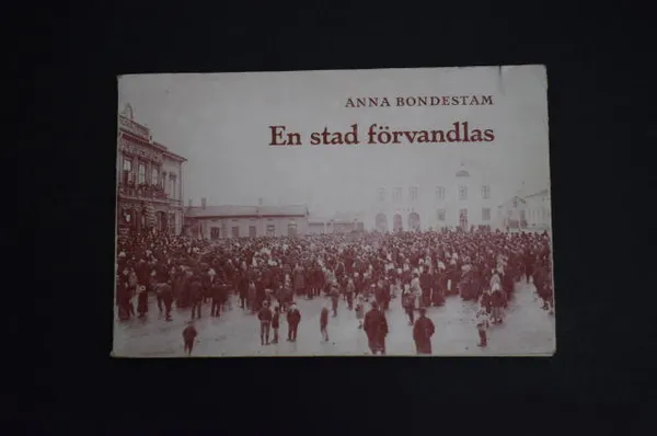 En stad förvandlas - Bondestam, Anna | Väinämöisen Kirja Oy | Osta Antikvaarista - Kirjakauppa verkossa