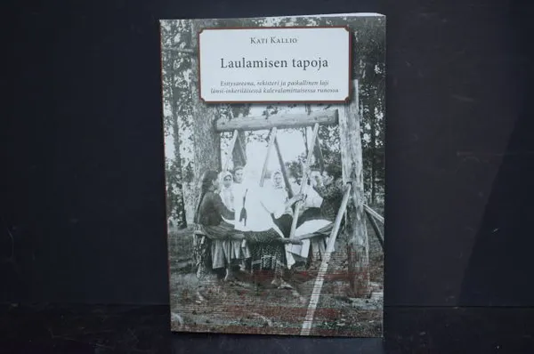 Laulamisen tapoja - Esitysareena, rekisteri ja paikallinen laji länsi-inkeriläisessä kalevalamittaisessa runossa - Kallio, Kati | Väinämöisen Kirja Oy | Osta Antikvaarista - Kirjakauppa verkossa