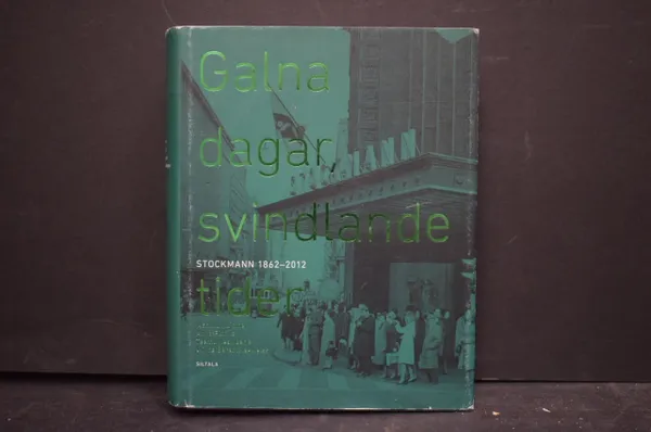 Galda dagar, svindlande tider - Stockmann 1862-2012 - Kuisma, Marttu - Finnilä, Anna - Keskisarja, Teemu - Sarantola-Weiss, Minna | Väinämöisen Kirja Oy | Osta Antikvaarista - Kirjakauppa verkossa