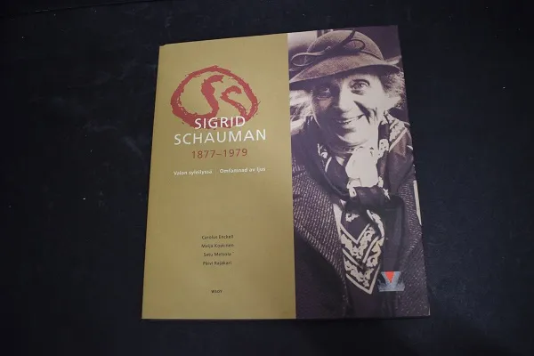 Sigrid Schauman 1877-1979 Valon syleilyssä / Omfamnad av ljus - Enckell Carolus - Koskinen Maija - Metsola Satu - Rajakari Päivi | Väinämöisen Kirja Oy | Osta Antikvaarista - Kirjakauppa verkossa