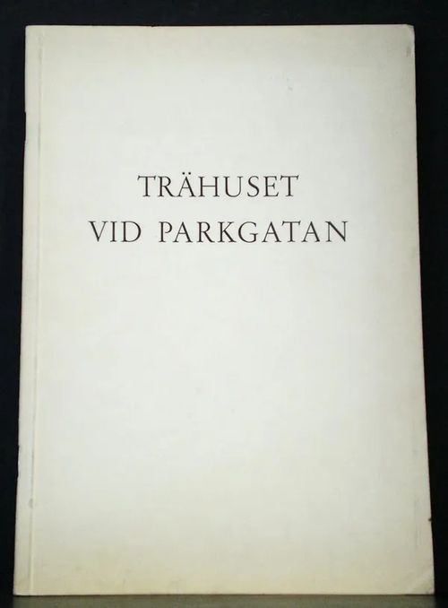 Trähuset vid Parkgatan. En liten krönika om rådman Berghs gård Parkgatan 3 i kvarteret Bläckfisken av Helsingfors stad - Koskull von Walter | C. Hagelstam Antikvariaatti | Osta Antikvaarista - Kirjakauppa verkossa