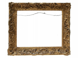 A VINTAGE ORNATE GILT WOOD PICTURE FRAME