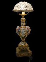 CAPODIMONTE STYLE PAINTED PORCELAIN BRASS TABLE LAMP