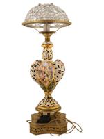 CAPODIMONTE STYLE PAINTED PORCELAIN BRASS TABLE LAMP