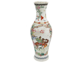 AN ANTIQUE CHINESE QING DYNASTY PORCELAIN VASE