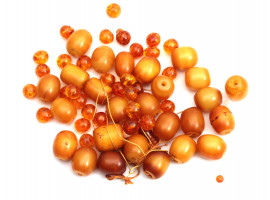 A LOT OF VINTAGE PHENOLIC RESIN AMBER BEADS