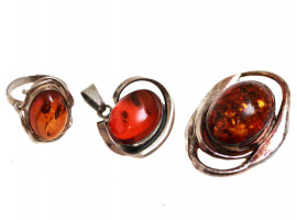 AN AMBER JEWELRY RING BROOCH AND PENDANT