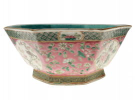 AN ANTIQUE CHINESE FAMILLE ROSE PORCELAIN BOWL