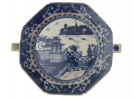 AN ANTIQUE CHINESE PORCELAIN PLATE, 19TH CEN.