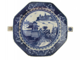 AN ANTIQUE CHINESE PORCELAIN PLATE, 19TH CEN.