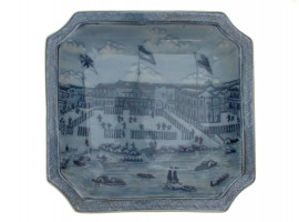 AN ANTIQUE CHINESE BLUE AND WHITE PORCELAIN PLATE