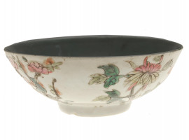 AN ANTIQUE CHINESE BOWL WITH CHRYSANTHEMUMS