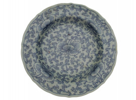 AN ANTIQUE CHINESE PORCELAIN PLATE