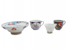 A SET OF ANTIQUE CHINESE PORCELAIN BOWL AND CUPS