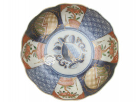 AN ANTIQUE JAPANESE IMARI PORCELAIN PLATE