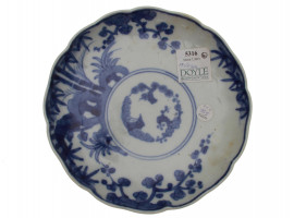 AN ANTIQUE JAPANESE BLUE & WHITE PORCELAIN PLATE