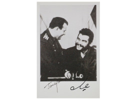 A SIGNED PHOTOGRAPH OF GAGARIN AND CHE GUEVARA