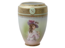 A VINTAGE PORCELAIN ROYAL BAYREUTH VASE WITH LADY