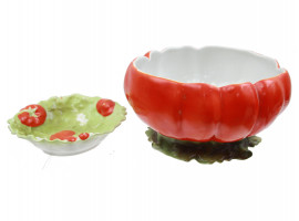 A 2-PIECE ROYAL BAYREUTH PORCELAIN TOMATO SET