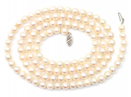 A VINTAGE PEARL NECKLACE WITH A 14K GOLD CLASP