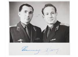 A SIGNED PHOTOGRAPH OF SOVIET COSMONAUTS