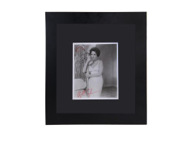 A BLACK & WHITE PHOTO OF ELIZABETH TAYLOR SIGNED