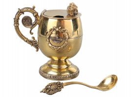 A RUSSIAN GILT SILVER MUSTARD JAR AND A SPOON