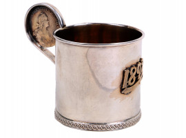 A RUSSIAN SILVER CUP WITH GILT INTERIOR AND COIN